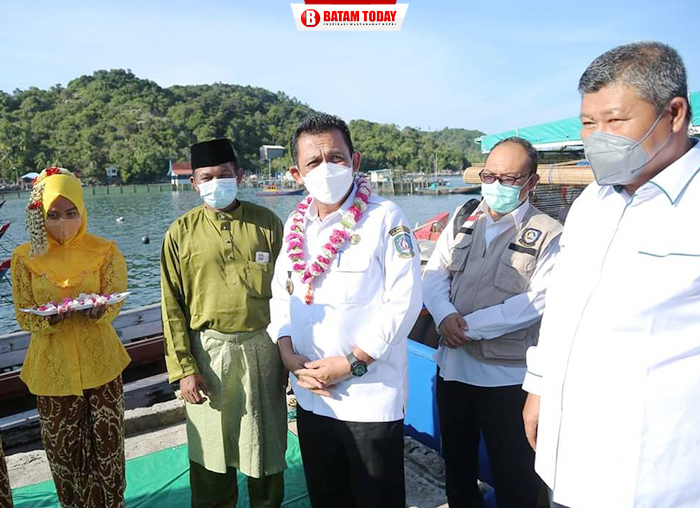 Bupati Anambas dampingi Gubernur saat menerima sekapur sirih dari Tokoh Adat